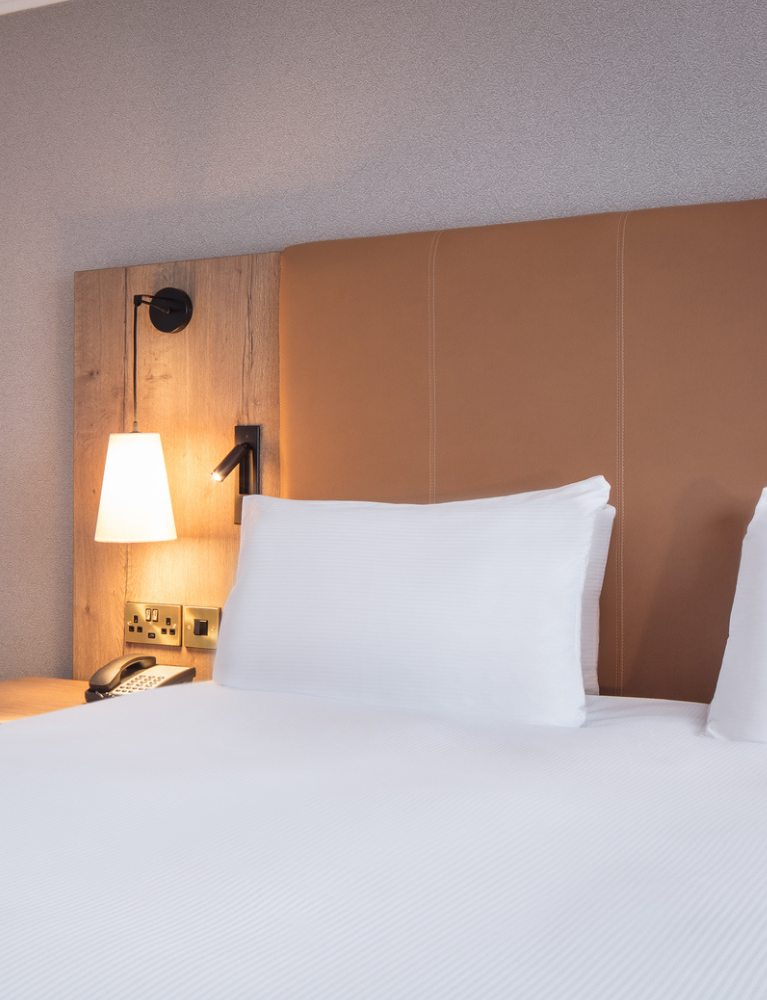 ROOMS & SUITES